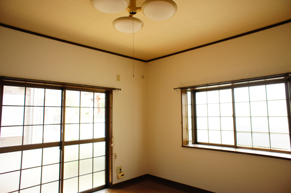 ②2階洋室：2階2部屋は可動式の間仕切り壁があります